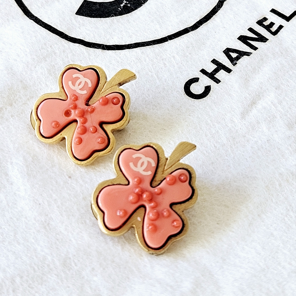VINTAGE CHANEL  Coral Clover Flower clip on Earrings